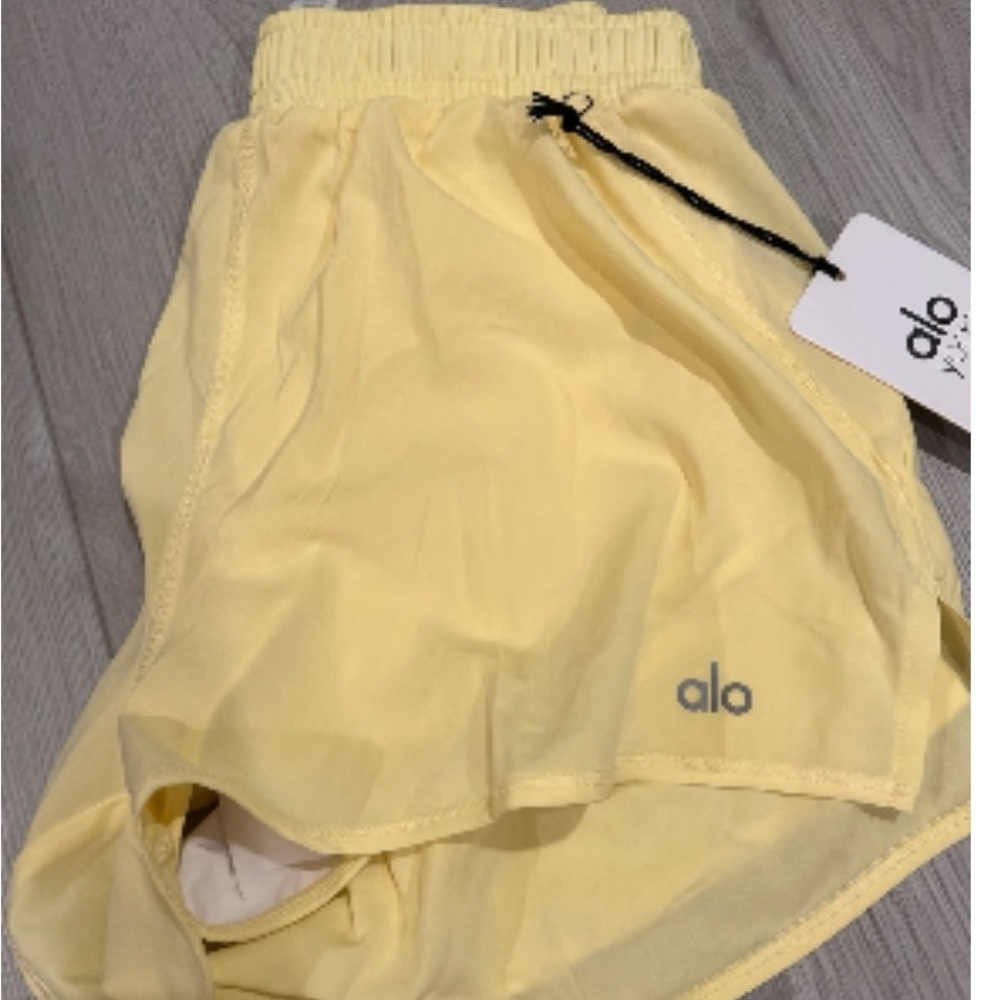Alo Stride Short Butter Cup Size XS